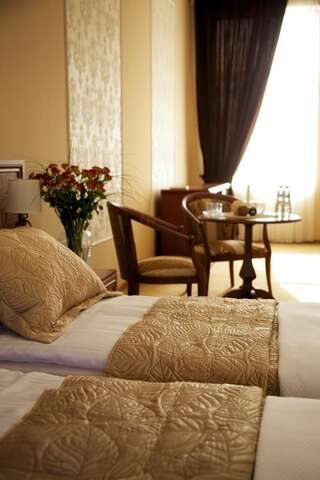 Отель Гостиница Диоскурия Сухум Улучшенный двухместный номер с 1 кроватью или 2 отдельными кроватями-1